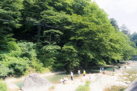 柏屋カフェ裏の四万川